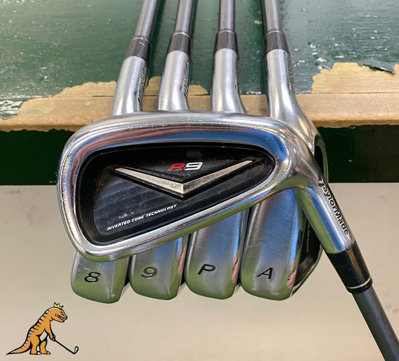 Used RH TaylorMade R9 Iron Set 7-PW-GW Fujikura Motore 65g Regular Flex