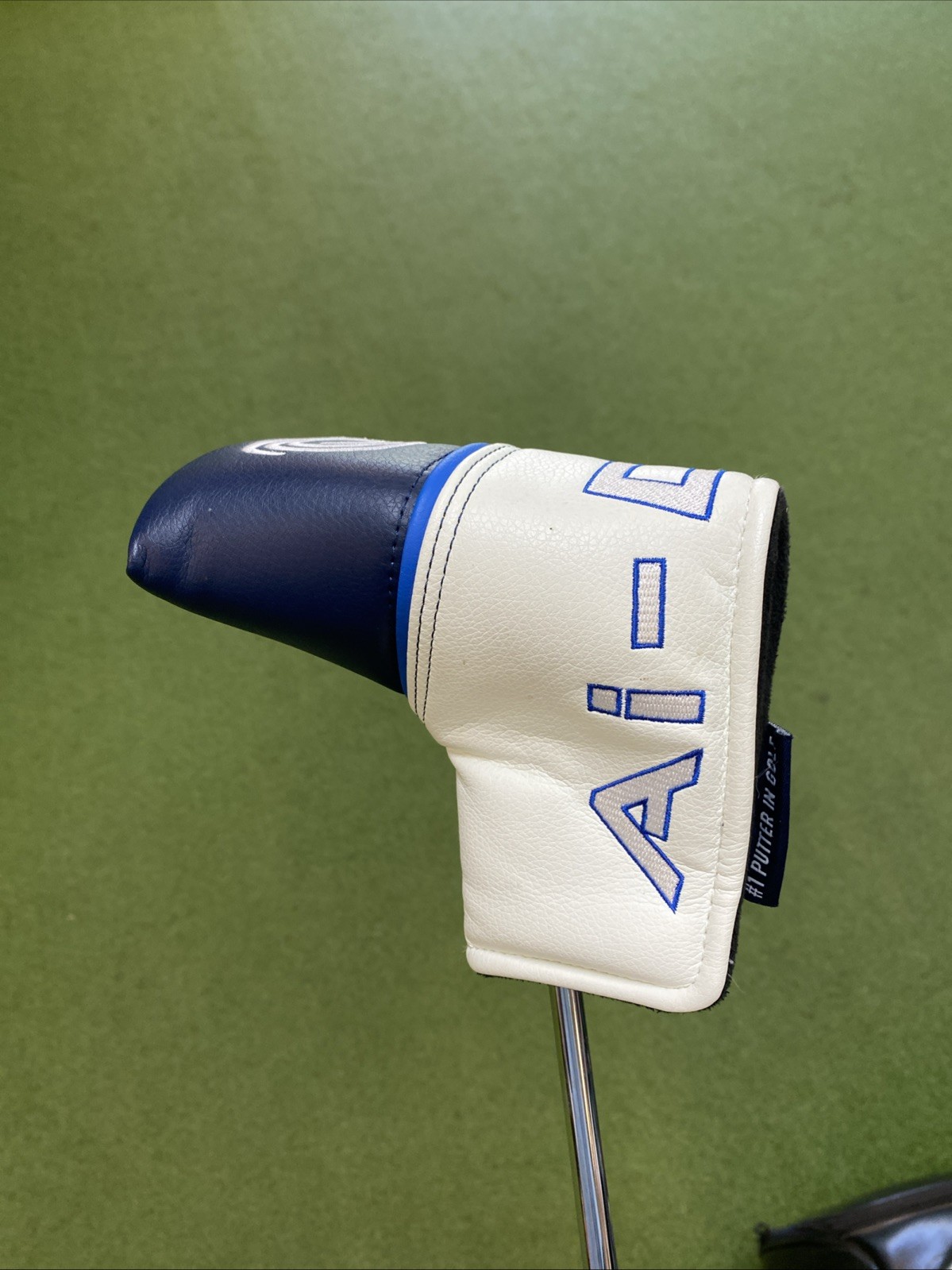 Used RH Odyssey Ai-One Double Wide 33” Putter + HC - Image 10