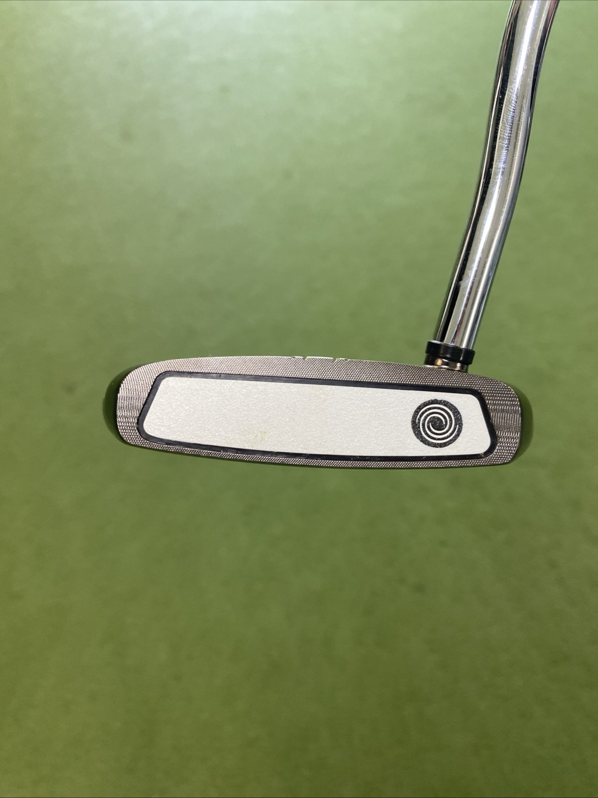 Used RH Odyssey White Ice DART 35” Mallet Putter + HC - Image 3