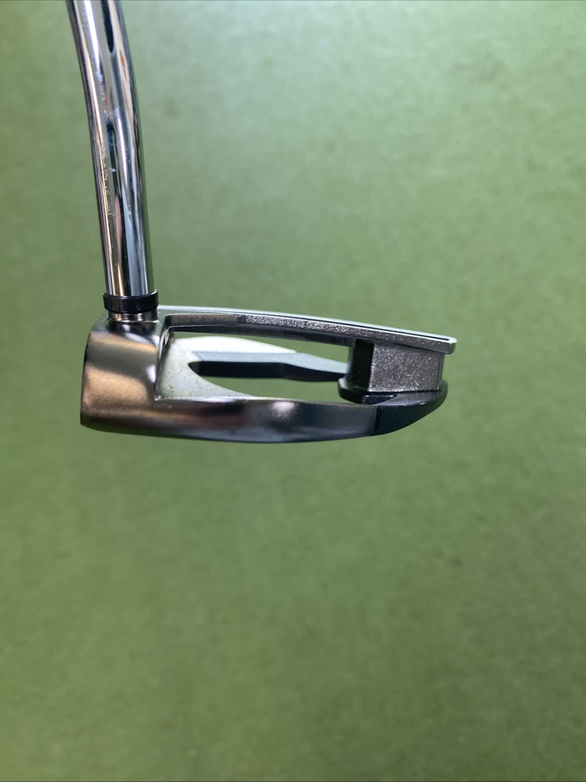 Used RH Odyssey White Ice DART 35” Mallet Putter + HC - Image 4