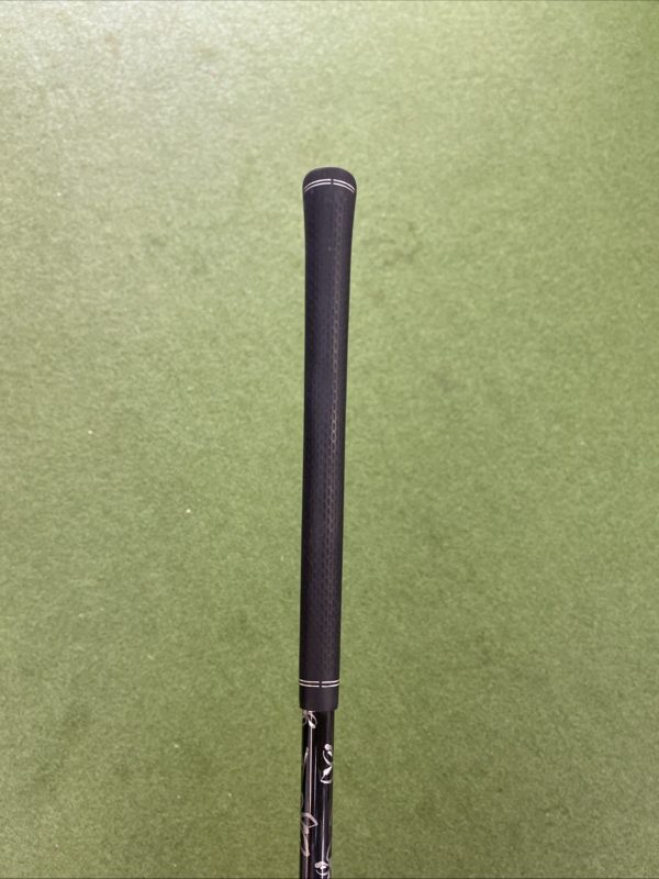 Used RH Titleist 910 D3 9.5* Driver Diamana ‘ahina Graphite Stiff Flex - Image 9